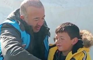 Deprem bölgesinde tanıştığı minik Arda ile vedalaşma...