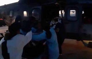 Deprem bölgesinde yaralıların tahliyesi devam ediyor