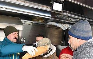 Deprem bölgesinde yürek ısıtan kareler objektiflere...