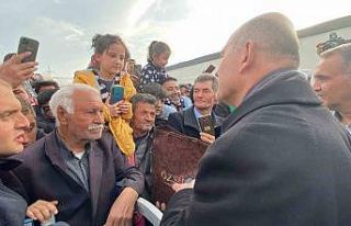 Deprem bölgesindeki çocuk bağışladığı kumbarasını...