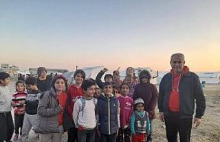 Deprem bölgesindeki çocuklara çikolata ve oyuncak...