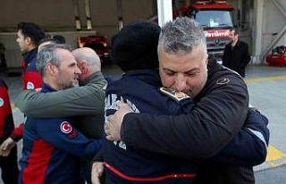 Deprem bölgesinden dönen Sakarya ekibine duygusal...