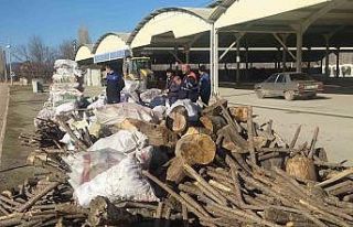 Deprem bölgesine çuvallarla odun gönderildi