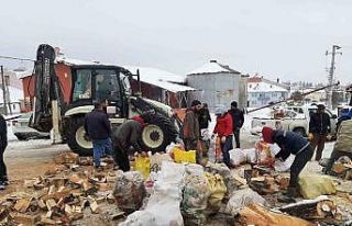 Deprem bölgesine yakacak odun yardımı
