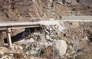 Deprem dağdan kopan dev kayaları yollara taşıdı