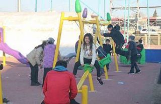 Deprem korkusu yerini çocuk cıvıltısına bıraktı
