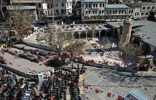 Deprem sonrası Ulu Camii’nin bahçesinde cuma namazı...