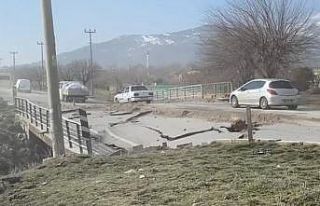 Deprem yollarda büyük hasar oluşturdu