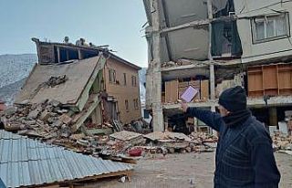 Depremde 3 evi ve 1 dükkanı yıkılan Güzelöz:...