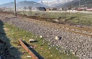 Depremde bükülen raylar onarıldı