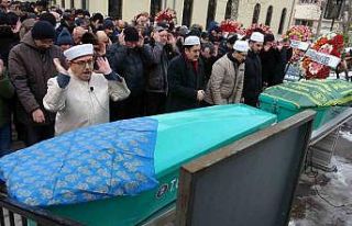 Depremde enkaz altında kalarak hayatlarını kaybeden...