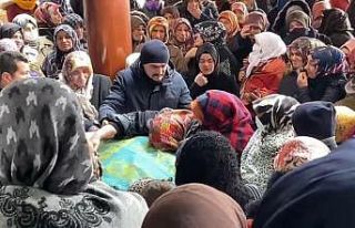 Depremde göçük altında kalan kadın son yolculuğuna...