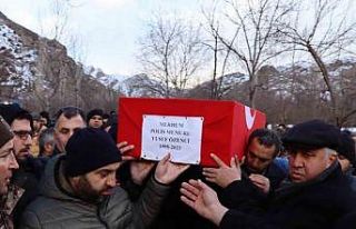 Depremde göçük altında kalan polis memuru toprağa...