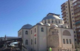 Depremde hasar gören caminin minaresi kontrollü...