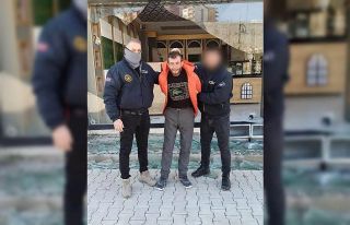 Depremde hasar gören yerlerden hırsızlık yapan...