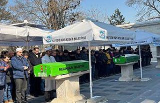 Depremde hayatını kaybeden anne ile oğlu toprağa...