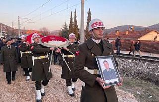 Depremde hayatını kaybeden astsubay ve ailesi toprağa...