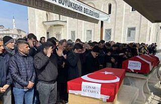 Depremde hayatını kaybeden Cemal Kütahya ve oğlu...