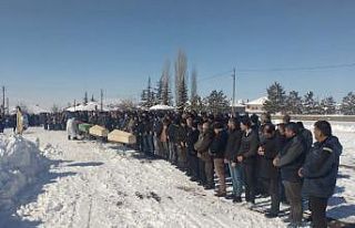 Depremde hayatını kaybeden polis ve ailesi toprağa...
