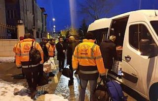 Depremde mağdur olan depremzede vatandaşlara yardım...