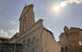 Depremde tarihi kilise de yıkıldı