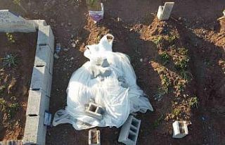 Depremde yakınlarını kaybeden aileler mezarlıklardan...