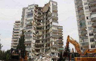 Depremde yarısı yıkılan apartmanın kontrollü...