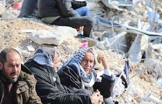 Depremde yıkılan binalar önünde umutlu bekleyişler...