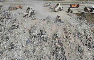 Depremde yıkılan binaların binlerce tonluk enkazı...