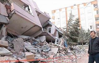 Depremde yıkılan evinin başında nöbet tutuyor