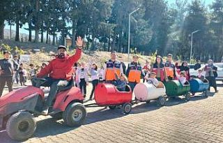 Depremden etkilenen çocukların yüzünü varillerden...