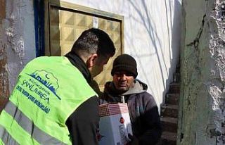 Depremden etkilenen vatandaşların gıda kolileri...