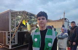 Depremden kurtulan Muhammed, gönüllü olarak depremzedelere...