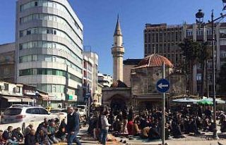 Depremden sonra boşalan Adana’da Cuma Namazı yolda...