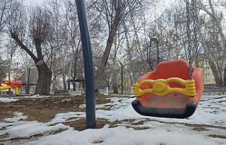 Depremden sonra parklar çocuksuz kaldı