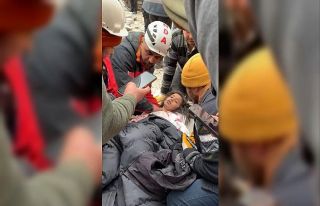 Depremin 106’ncı saatinde 2 kız çocuğu ve anne...