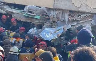 Depremin 107. saatinde 3 kardeş ve anneleri enkazdan...