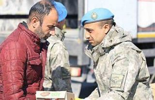 Depremin yaralarını kahraman Mehmetçik sarıyor