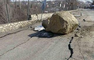 Depremle oluşan heyelanda dev kayalar yola düştü