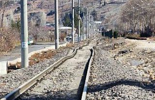Depremler bin 275 kilometrelik demir yolu hattına...