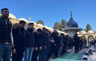 Depremlerde hayatını kaybedenler için gıyabi cenaze...