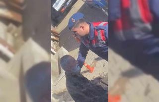 Depremzede aileleri karşılayan askeri personel gözyaşlarını...