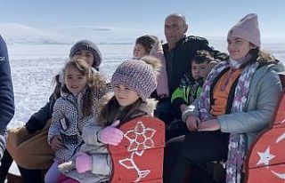Depremzede ailelerin Çıldır Gölü’nde atlı...