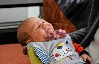 Depremzede ailenin bebek sevinci