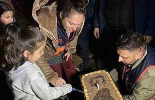 Depremzede çocuğa doğum günü sürprizi