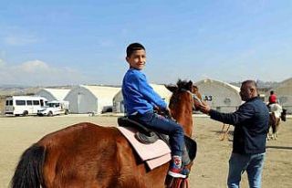 Depremzede çocuklar ata bindi