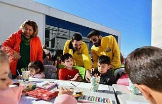 Depremzede çocuklar ev çizdi