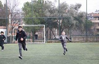 Depremzede çocuklar futbol oynayarak moral depoluyor