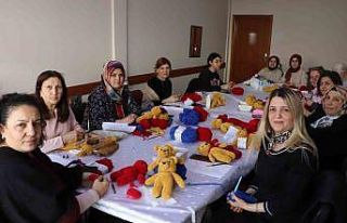 Depremzede çocuklar için örgü oyuncak yapıyorlar