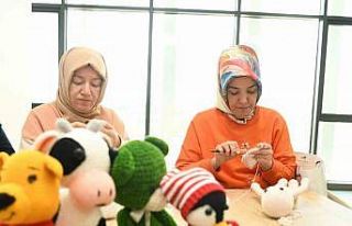 Depremzede çocuklar için örüyorlar